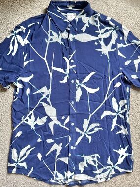 Guess blue floral button up shirt Medium rayon short sleeve collared lightweight